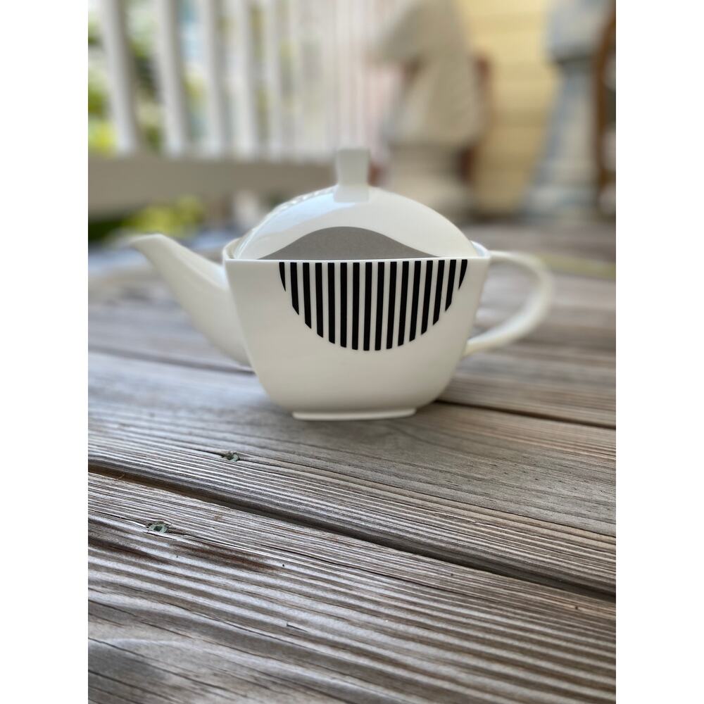 Vintage Mikasa Charisma Wave Teapot, Bone China, Black & White Contemporary 2002 - Picture 3 of 9